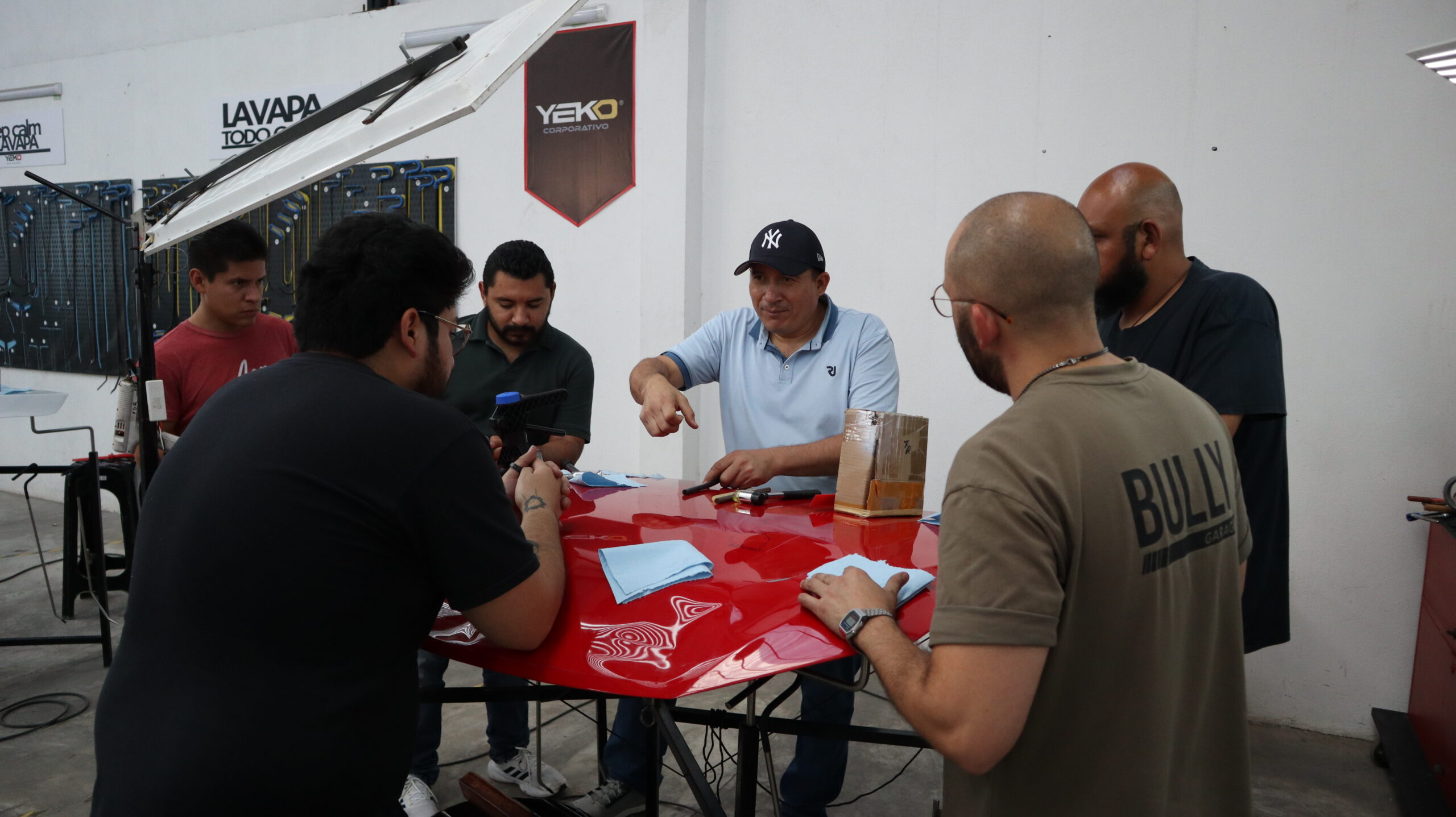 Curso de varillaje PDR en México: aprende a reparar abolladuras sin pintura con técnicas profesionales y aumenta tus ingresos en el sector automotriz.