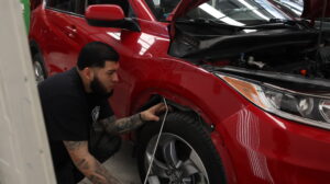 Curso de varillaje PDR en México: aprende a reparar abolladuras sin pintura con técnicas profesionales y aumenta tus ingresos en el sector automotriz.