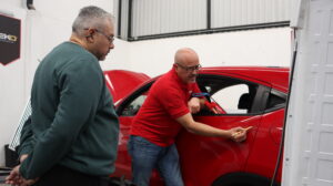Curso de varillaje PDR en México: aprende a reparar abolladuras sin pintura con técnicas profesionales y aumenta tus ingresos en el sector automotriz.