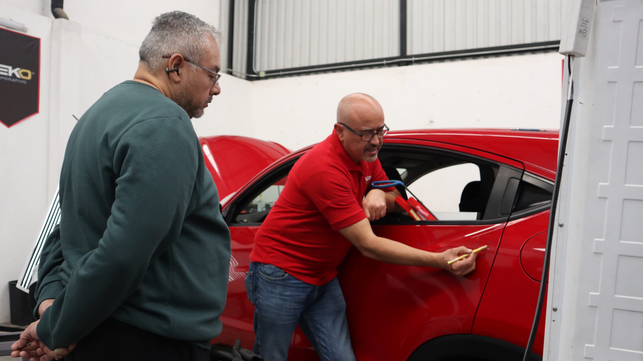 Curso de varillaje PDR en México: aprende a reparar abolladuras sin pintura con técnicas profesionales y aumenta tus ingresos en el sector automotriz.